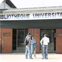 Etudiants devant biblio CMC